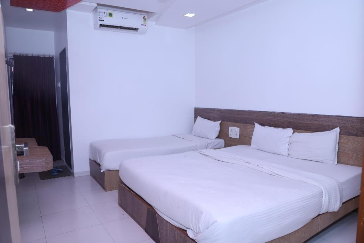 Hotel Kewal Inn Jālgaon Exterior foto