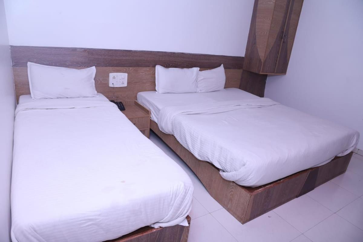 Hotel Kewal Inn Jālgaon Exterior foto