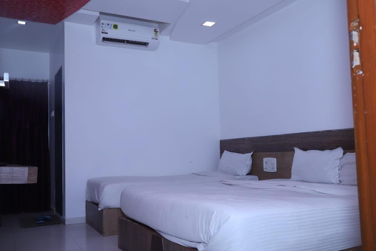 Hotel Kewal Inn Jālgaon Exterior foto